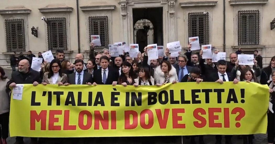 Caro bollette, protesta del M5s davanti a Palazzo Chigi. Conte: “Gli italiani soffrono. Meloni, dove sei?”