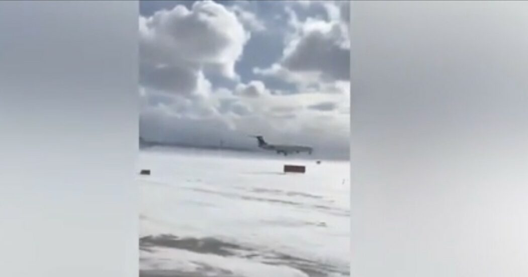 Incidente aereo a Toronto, il momento in cui il velivolo della Delta Airlines si schianta e si capovolge: il nuovo video