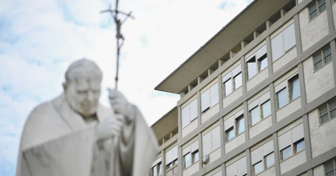 Il Papa ha la polmonite bilaterale “Resta un quadro complesso”