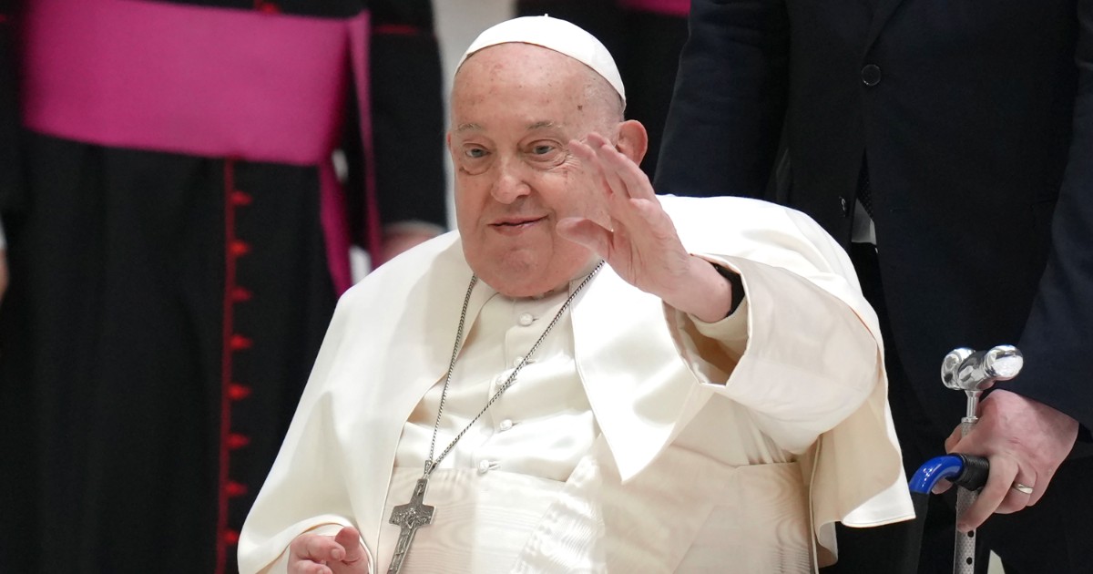 Papa Francesco, il Vaticano: “Ha trascorso una notte tranquilla, si è svegliato e ha fatto colazione”. Come sta il Pontefice