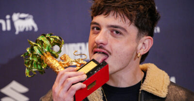 Copertina di Il vincitore di Sanremo 2026 potrà andare a Eurovision Song Contest, se rinuncia decideranno Carlo Conti e la Rai: l’unica novità del regolamento. Poi l’azienda precisa