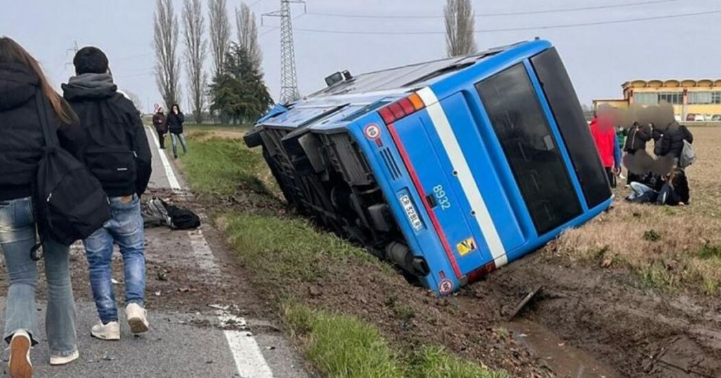 Scontro tra auto e bus carico di studenti a Ferrara: un morto e almeno 7 feriti