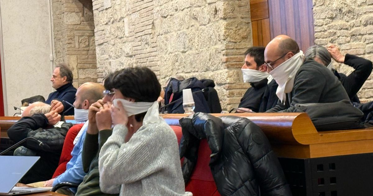 Ascoli Piceno, il centrodestra attacca i cronisti che criticano: “Verificare conflitto di interessi”. Le proteste: “Libertà di stampa a rischio”