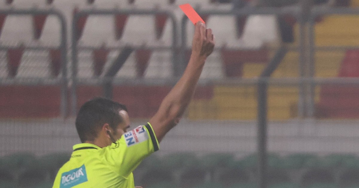 “Tanto chi se ne accorge”: il calciatore espulso prova a ingannare l’arbitro e fa uscire un compagno al posto suo – Domeniche Bestiali