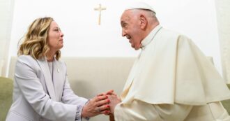 Copertina di La premier Meloni fa visita al Papa: “Auguri da tutta l’Italia”. E racconta: “Non ha perso il suo proverbiale senso dell’umorismo”