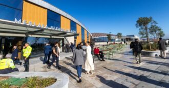 Copertina di Milano, giovane di 16 anni accoltellato alla testa e alla schiena: volevano rubargli il cellulare e il monopattino