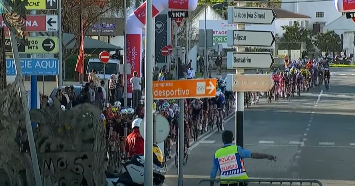 Clamoroso alla Volta Algarve, il gruppo sbaglia e imbocca il rettilineo parallelo. Ganna è il più furbo e vince, ma interviene la giuria | Video