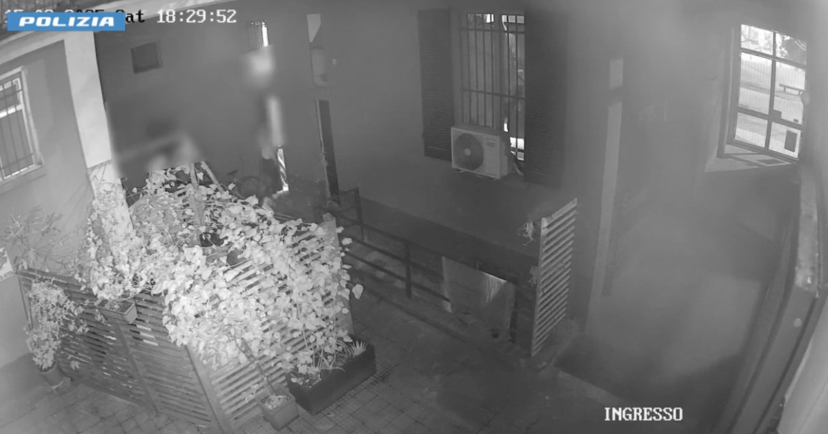 Milano, l’omicidio nel panificio ripreso da una telecamera fissa. I movimenti nel cortile interno prima e dopo gli spari