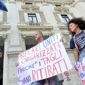 Copertina di Precari e senza stipendio: prof per un euro al mese