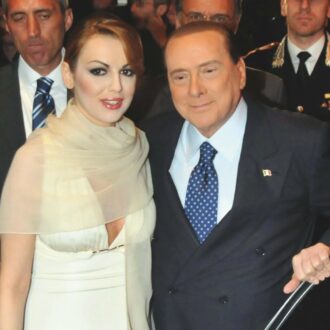 Copertina di Santanchè vuccumprà: due  Hermès tarocche a Pascale