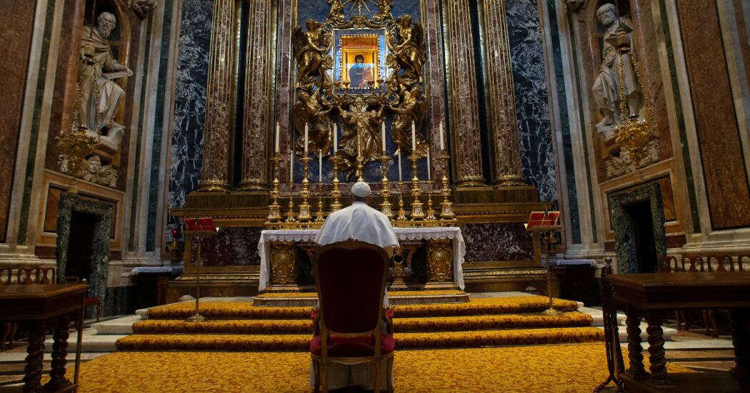 In Vaticano è partita ‘l’operazione Biden’: convincere il Papa a dimettersi “per il bene della Chiesa”. Tra pressioni e fazioni, la diffidenza di Bergoglio