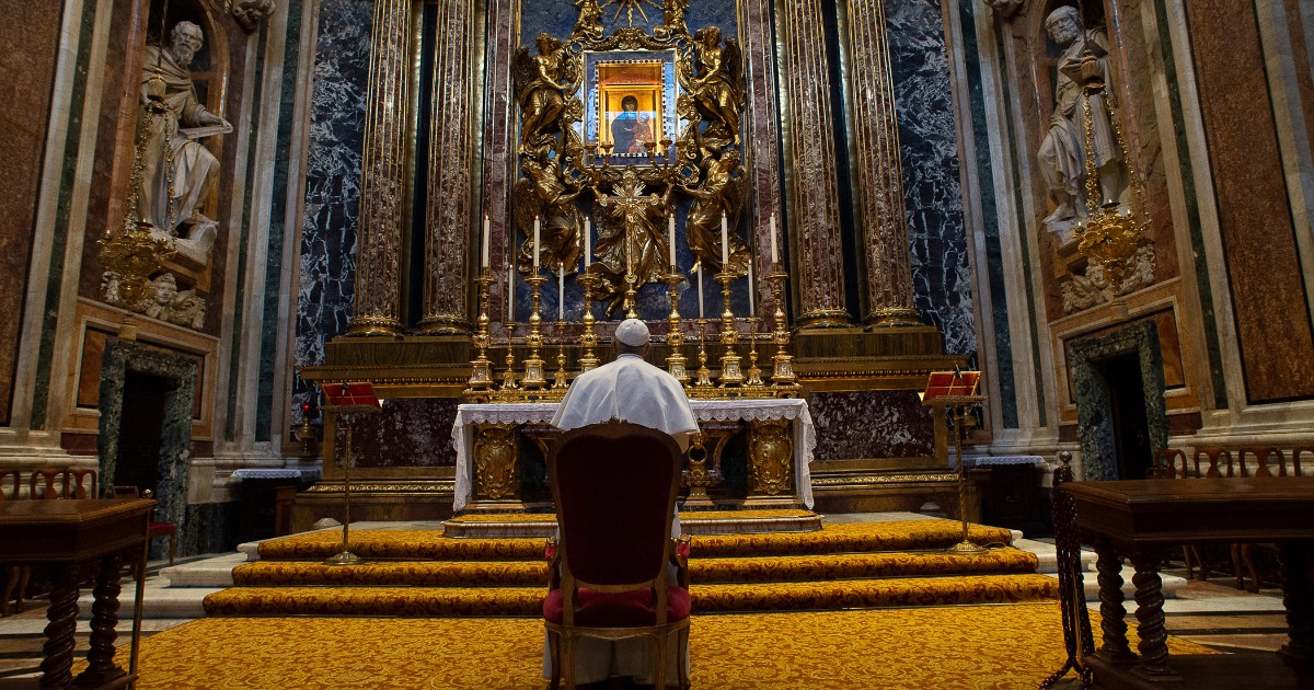 In Vaticano è partita ‘l’operazione Biden’: convincere il Papa a dimettersi “per il bene della Chiesa”. Tra pressioni e fazioni, la diffidenza di Bergoglio