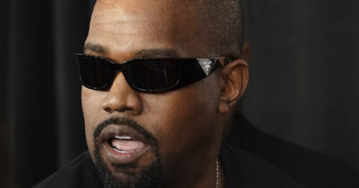 Copertina di “Non mi toglierai un centimetro dal ca**o, amico”: Kanye West furioso con Piers Morgan se ne va durante l’intervista. La replica: “Piccolo vigliacco piagnucoloso”