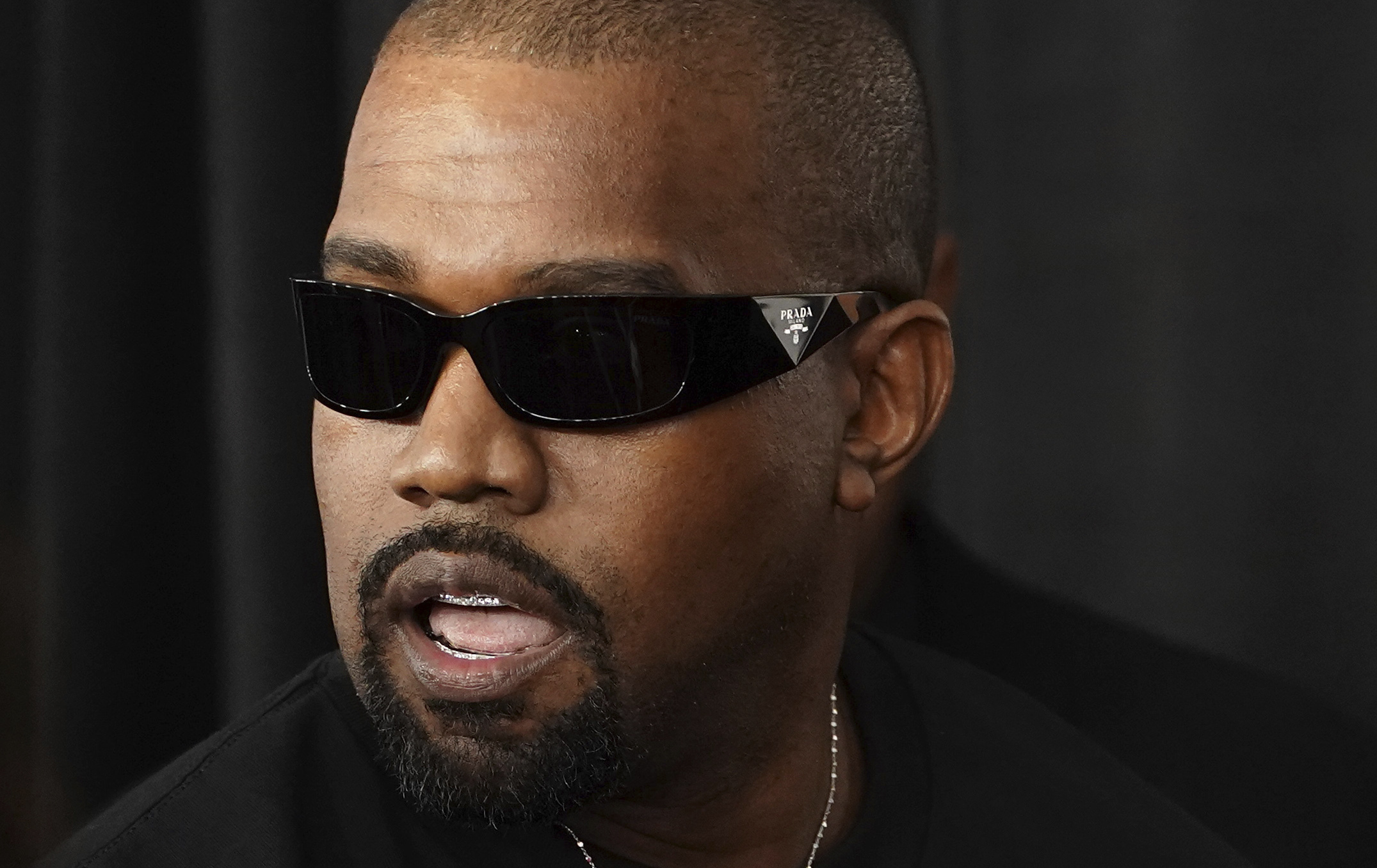 “Non mi toglierai un centimetro dal ca**o, amico”: Kanye West furioso con Piers Morgan se ne va durante l’intervista. La replica: “Piccolo vigliacco piagnucoloso”