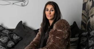 Copertina di “Ogni doccia è una tortura, è come avere un accendino acceso sulla pelle. Ho paura di puzzare, anche bere è un problema”: la vita impossibile di Kendall, 25enne “allergica” all’acqua