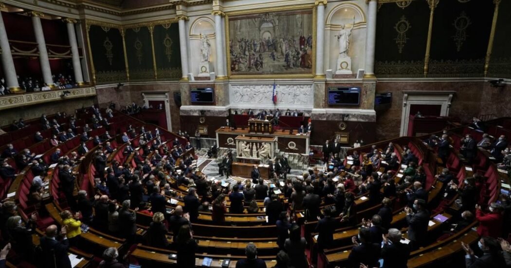 Francia, la sinistra fa passare la “tassa Zucman” per i super ricchi all’Assemblea nazionale: si astiene il partito di Le Pen