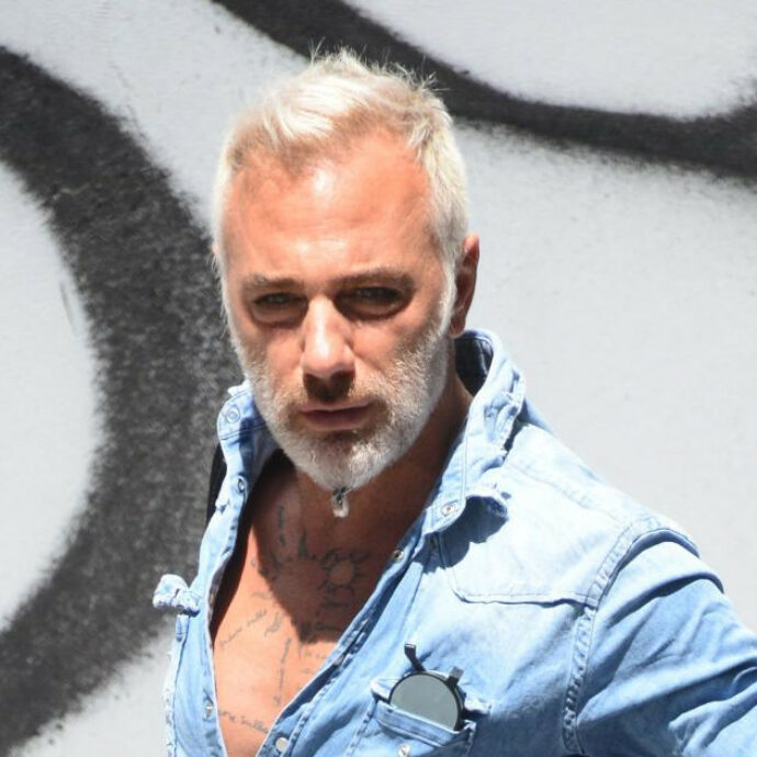 “Siamo sconvolti. Gianluca Vacchi è andato via. Sono senza parole”: l’imprenditore lascia il palco da dj e l’organizzatore dell’evento si scusa sui social