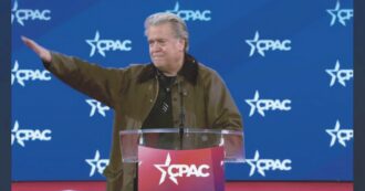 Copertina di Bannon fa saluto romano: Bardella diserta, Meloni no