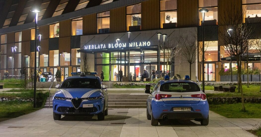 Milano, 16enne reagisce a un tentativo di rapina e viene accoltellato all’esterno del nuovo centro commerciale Merlata Bloom