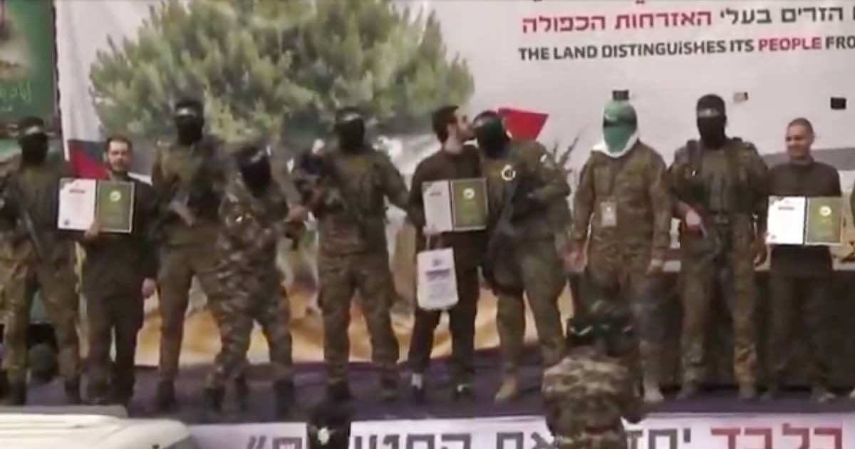 Gaza, l’ostaggio Omar Shem Tov bacia sulla testa due miliziani di Hamas sul palco allestito per il rilascio: il video