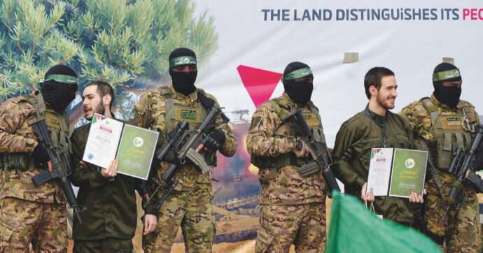 Hamas libera altri 6 ostaggi: sulla seconda fase della tregua pesa l’uccisione dei Bibas