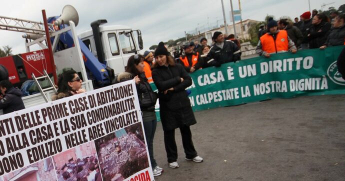 Ischia, in centinaia in piazza contro gli abbattimenti