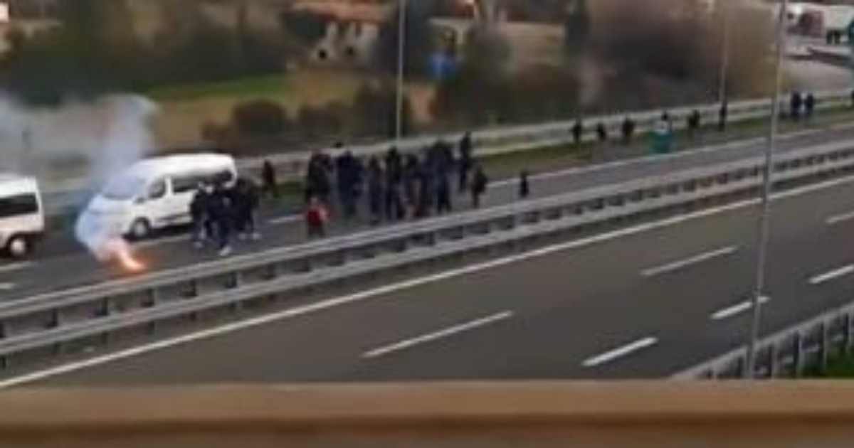 Scontri sull’A12 tra ultrà di Lucchese e Perugia: un ferito, chiusa l’autostrada in Versilia