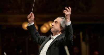 Copertina di “Mi sento un padre in pectore dei Wiener Philharmoniker”: il maestro Riccardo Muti festeggia al Teatro alla Scala 50 anni ininterrotti sul podio