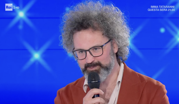 “Il mio viso è bloccato in una posizione innaturale”: cosa è la paralisi di Bell che ha colpito Simone Cristicchi. L’esperto: “In alcuni casi il responsabile è il virus herpes zoster, quello del noto ‘Fuoco di Sant’Antonio”