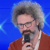 Copertina di “Il mio viso è bloccato in una posizione innaturale”: cosa è la paralisi di Bell che ha colpito Simone Cristicchi. L’esperto: “In alcuni casi il responsabile è il virus herpes zoster, quello del noto ‘Fuoco di Sant’Antonio”