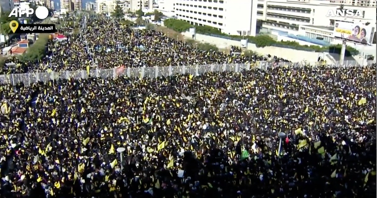 Libano, folla immensa a Beirut per i funerali gli ex leader di Hezbollah Nasrallah e Safieddine: le immagini dall’alto