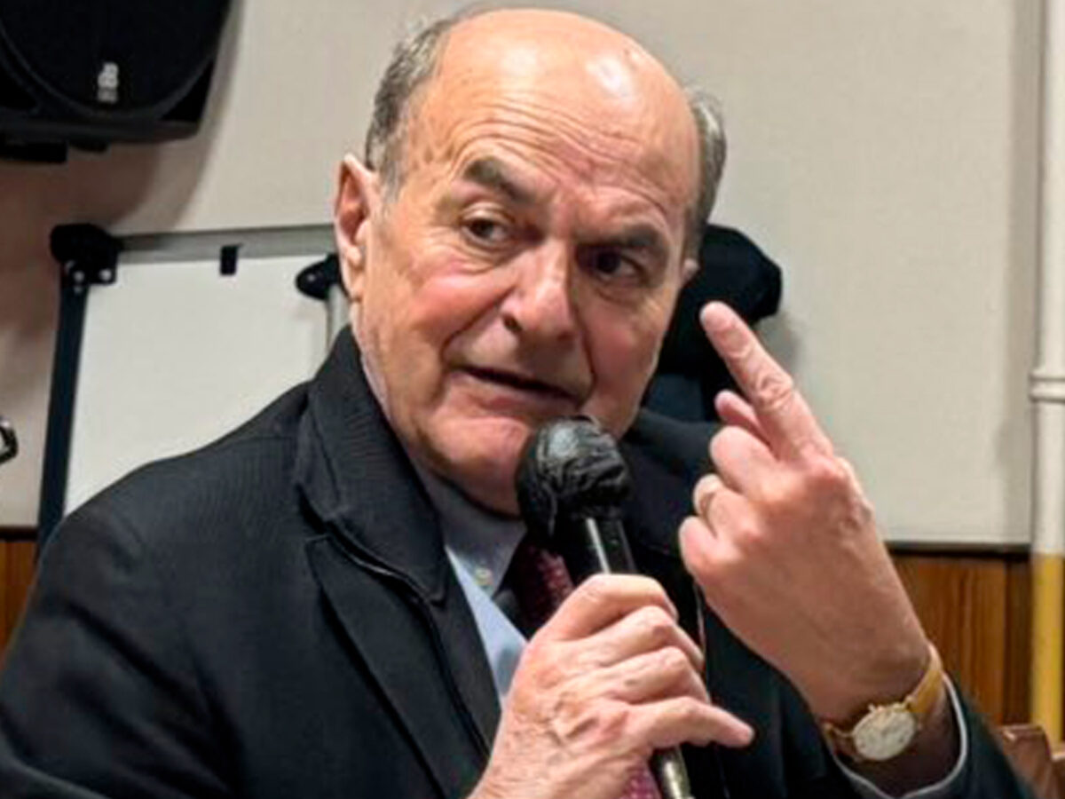 Pier Luigi Bersani diventa attore e convince il ‘figlio’ a non farsi tentare da un neofascista: lo spettacolo ‘Basta poco’ di Antonio Cornacchione