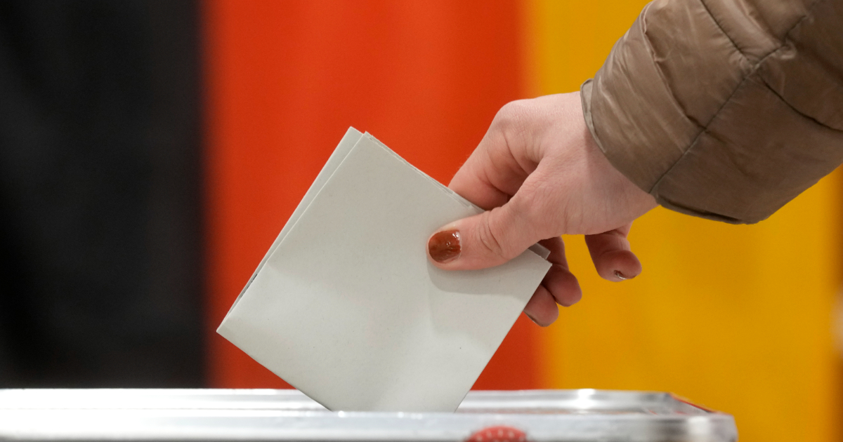 Elezioni Germania, la diretta – Seggi aperti fino alle 18 per il rinnovo del Bundestag. La Cdu di Merz verso la vittoria, ma è rebus sul governo