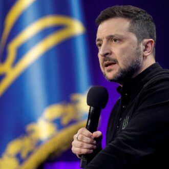 Copertina di Zelensky: “Mi dimetto subito se ci fanno entrare nella Nato”
