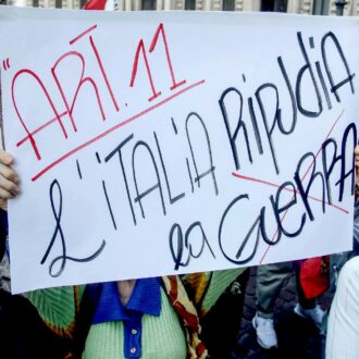 Copertina di Gli italiani e l’Ucraina, il sondaggio di Archivio Disarmo: la pace prima  di tutto. No al 2% del Pil per le armi