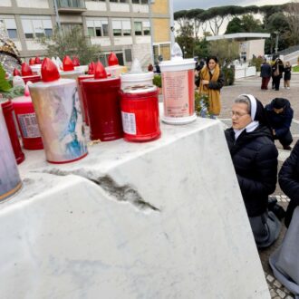 Copertina di Papa Francesco, la prognosi resta riservata: “C’è anche una leggera insufficienza renale”