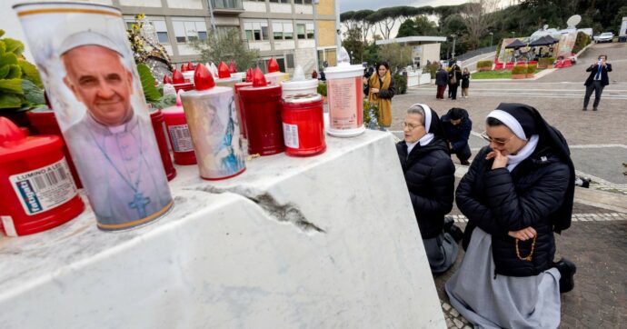 Papa Francesco, la prognosi resta riservata: “C’è anche una leggera insufficienza renale”