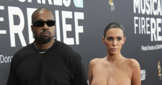 Copertina di Va alla premiere intabarrata ma sul poster del film di Kanye West è nuda: Bianca Censori di nuovo chiacchierata per il nude look