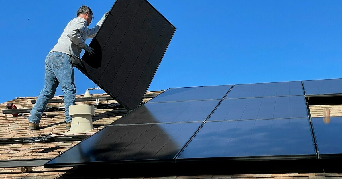 Il fotovoltaico cresce del 30% nel 2024, ma calano le connessioni agli impianti residenziali: effetto della fine del Superbonus