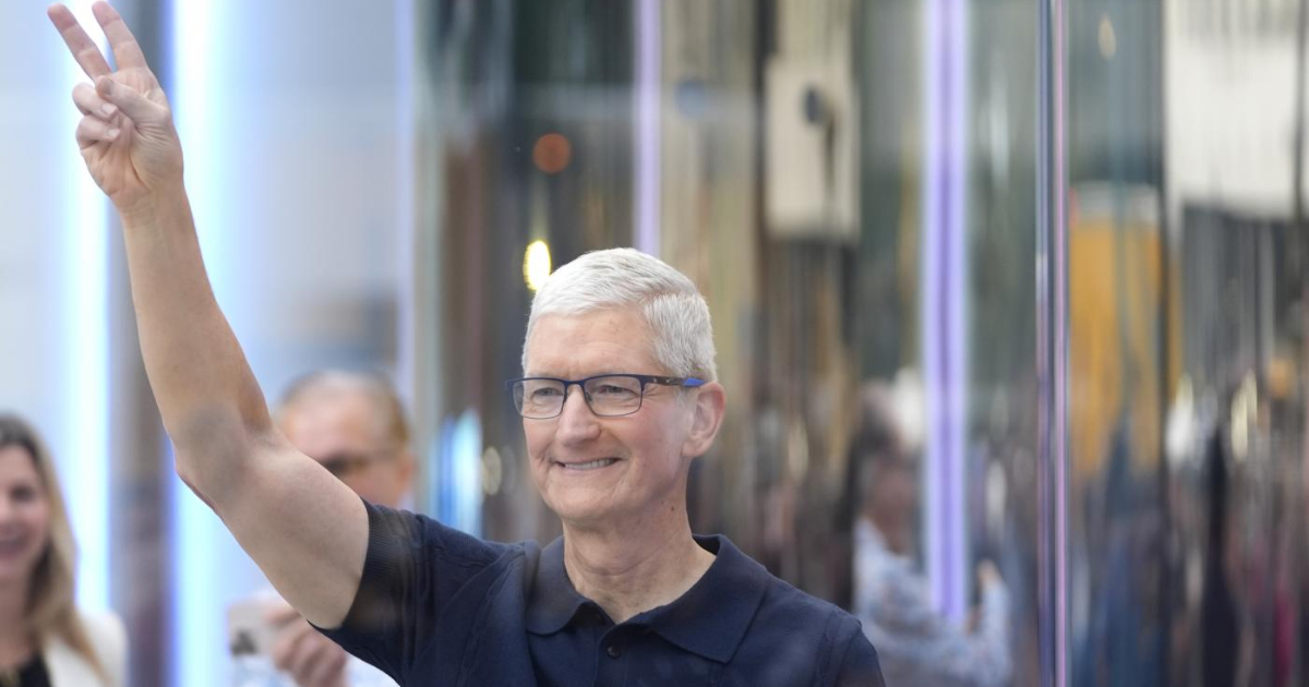 Apple fa contento Trump, maxi piano di investimenti negli Stati Uniti. Titolo giù in borsa