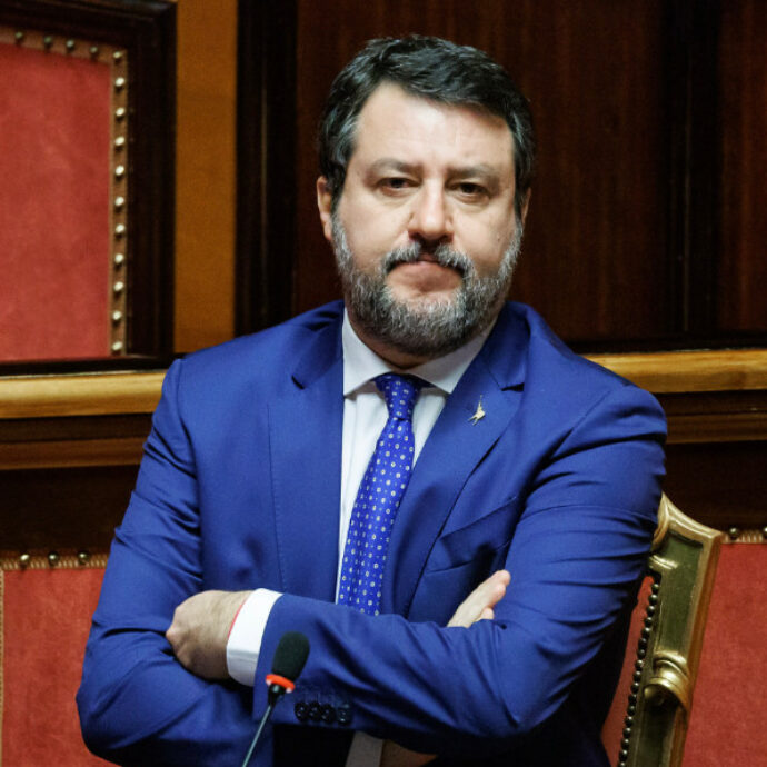 Matteo Salvini rompe il silenzio dopo i like notturni a Clara