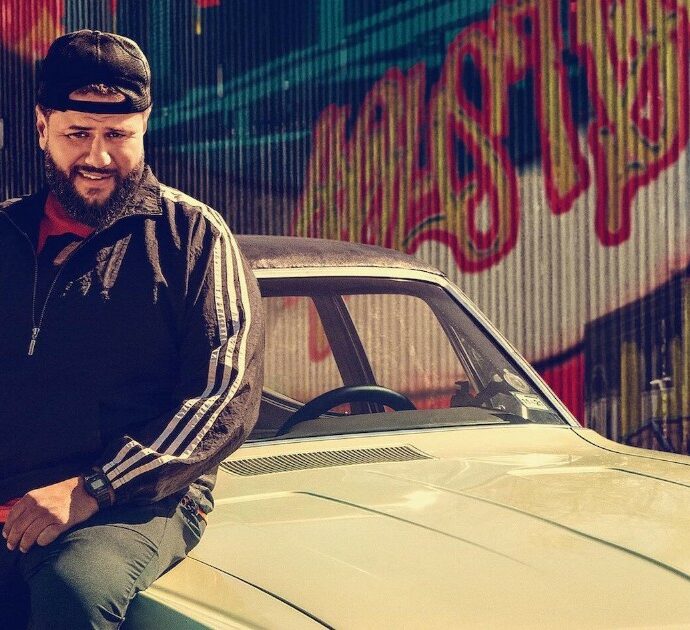 “Vivi ancora con i tuoi?”. Perché recuperare la serie Netflix ‘Mo’