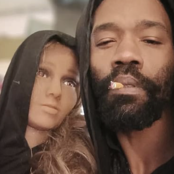 “Sono sposato da cinque anni con un robot sessuale creato dall’Intelligenza Artificiale. È la mia roccia”: lo rivela Christopher Alexander Stokes