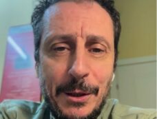 Copertina di “Potrei inventarmi molte possibili scuse ma credo che sia meglio essere onesto: non sono riuscito a scriverlo. Che figura di m****”: Luca Bizzarri rimanda il suo spettacolo