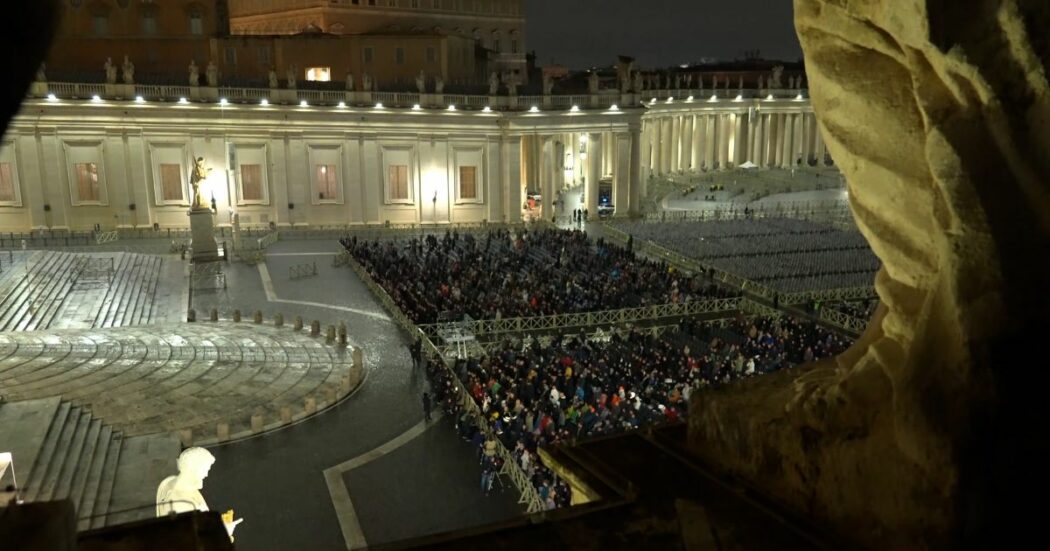 https://st.ilfattoquotidiano.it/wp-content/uploads/2025/02/25/san-pietro-preghiera-1200-1050x551.jpg