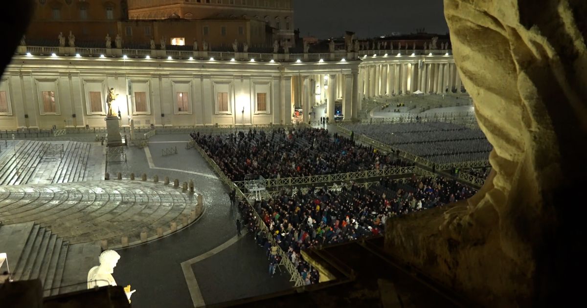 In centinaia a Piazza San Pietro per il rosario per Papa Francesco: la celebrazione presieduta dal cardinale Parolin vista dall’alto – Video