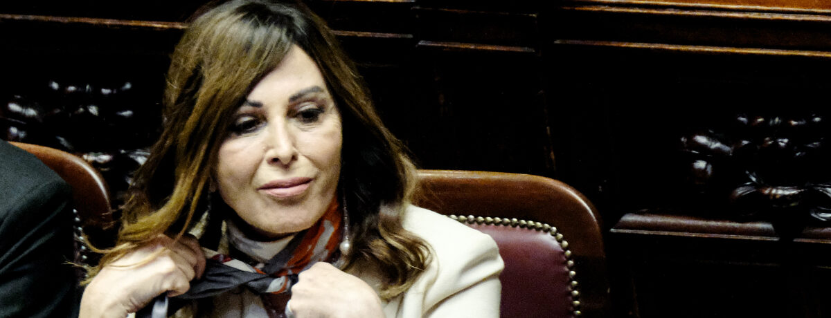 Copertina di Daniela Santanché, i pm: “Il processo Visibilia a rischio prescrizione” dopo rinvio a settembre dell’udienza