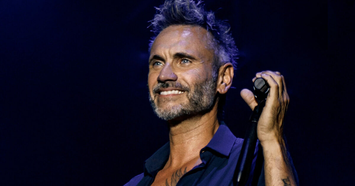 “Ogni tanto mi guardo allo specchio e vedo qualche ruga nuova, ma che me ne frega. Alcuni miei compagni di classe sembrano miei nonni, c’è sempre speranza”: parla Nek