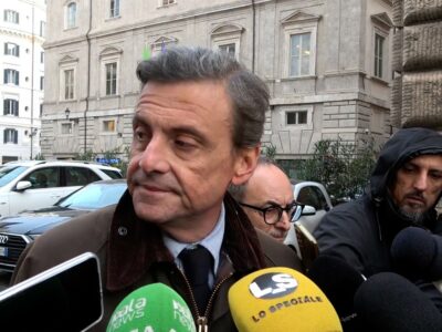 Copertina di Calenda: “Parole di Crosetto? Fare ognuno come vuole porterà alla disgregazione dell’Europa”. E sul video di Trump: “Indegno”