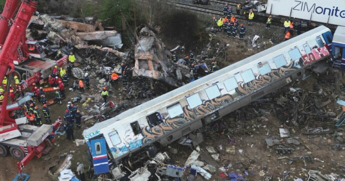 “Il treno è esploso”, la strage in Grecia imbarazza l’Italia